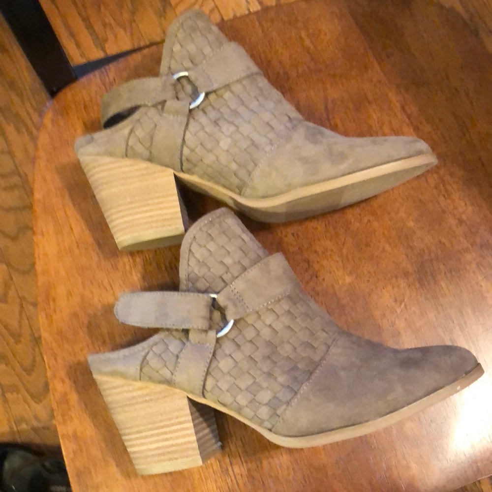 Universal Thread Booties - Picture 3 of 3
